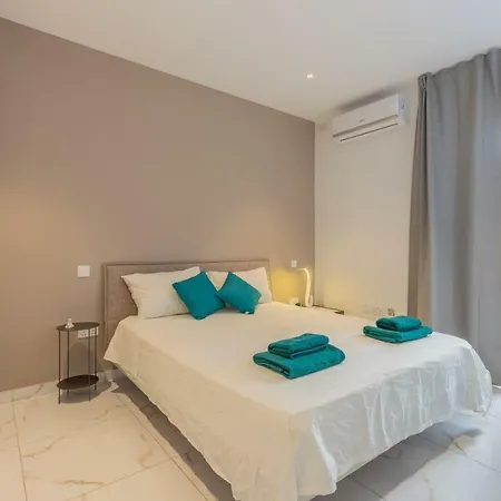 Central Luxurious Bedroom For 2 招待所 *