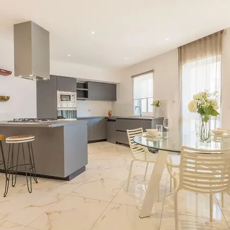 Central Luxurious Bedroom For 2